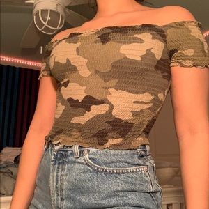 GARAGE OVER THE SHOULDER CROP TOP